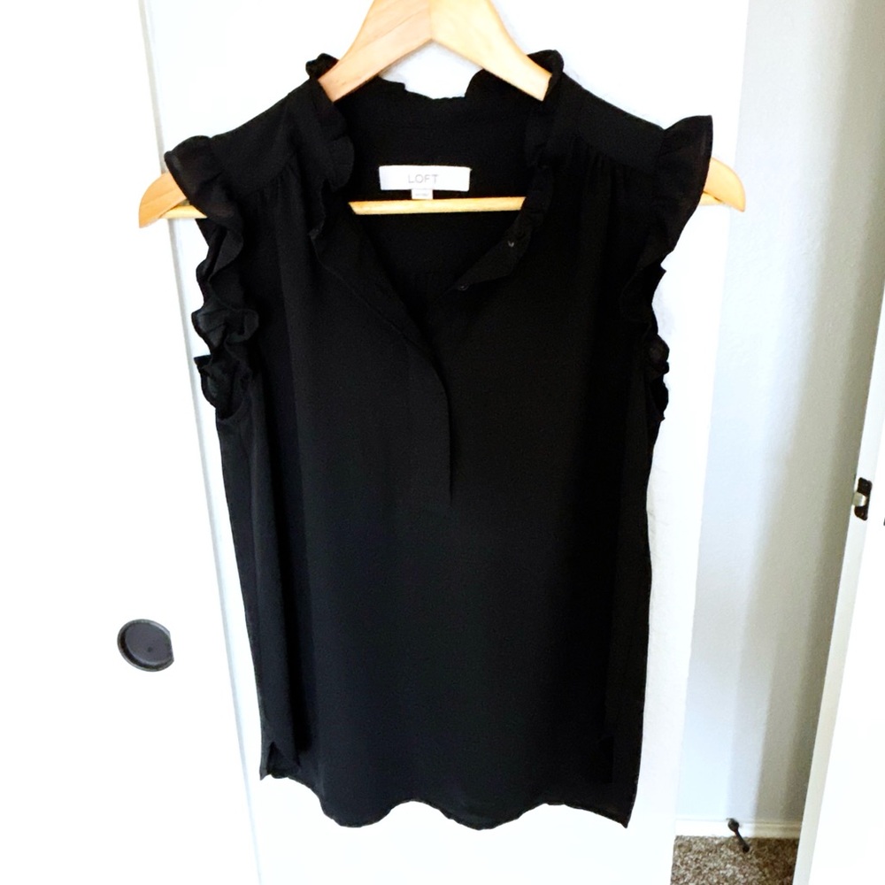 ✨NWOT LOFT Flutter Sleeve Blouse